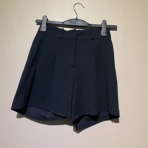 Svarta shorts  - Säljer dessa svarta shorts från pieces i storlek XS. Märke: polyester och elastan. Finns att hämta i centrala Göteborg eller kan skickas via valfri app. Kan behöva tvätt pga legat i flyttkartong. 