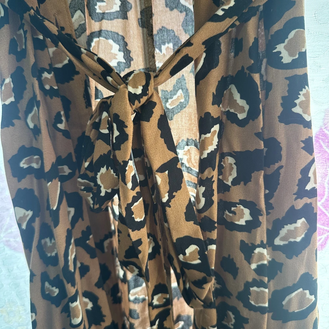 Långklänning med leopardmönster och knyt - 1