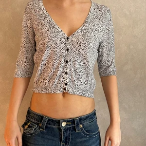 Croppad topp H&M - En prickig croppad topp med knappar från H&M. Storlek M, men passar S också! Mycket bra skick🩷skriv vid frågor/ funderingar/ mått!😁 PRISET ÄR ALLTID DISKUTERBART!🥰
