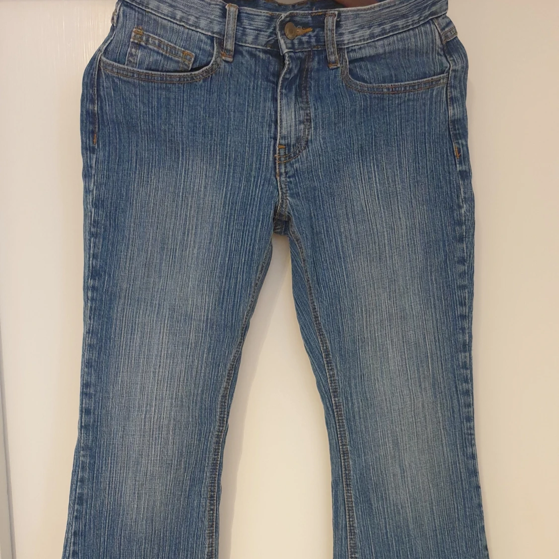 Blå bootcut jeans i storlek S