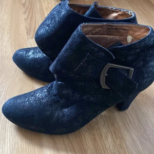 Ankelboots  - Fina och ganska glittriga boots från Vox, bara i sista bilden en lite bit från tyget i yttersula är lite sliten men inget i själva yttersula eller skor 