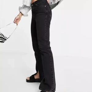 Svarta ASOS tall jeans - Oanvända, endast testade, svarta tall jeans från ASOS med raka ben och mid waist. Midja 26 och längd 36 med slit, sitter riktigt snyggt och lägger sig fint över skorna🖤Jag är 180cm lång och de är tillräckligt långa på mig, passar även de som är lite längre & kortare. Lite för tighta för mig i midjan, dem går även att ha mer lågmidjat för någon som de sitter lösare på.