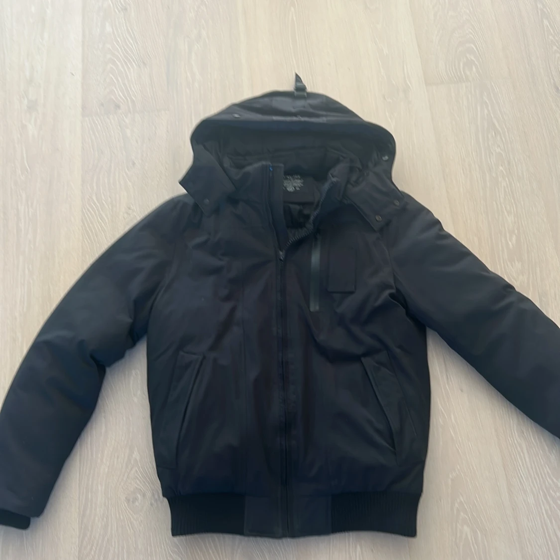 Svart vinterjacka från Enos