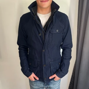 Club Monaco - Fieldjacka - Storlek S men passar även M. Skick: 8/10. Modellen är 185