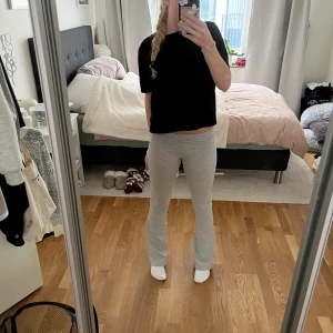 Grå mjukisbyxor med bootcut - Säljer ett par ljusgrå mjukisbyxor med bootcut: Yoga pants. Helt nya💕