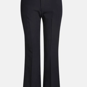 Svarta bootcut kostymbyxor  - Snygga svarta kostymbyxor från BIKBOK i storlek 36. Byxorna har bootcut-modell. Perfekta för dig som gillar stilrena byxor med lite vidare ben.  Jag kortade ner dom då dom va för långa är (156) så passar perfekt till nån som är i min längd.💕