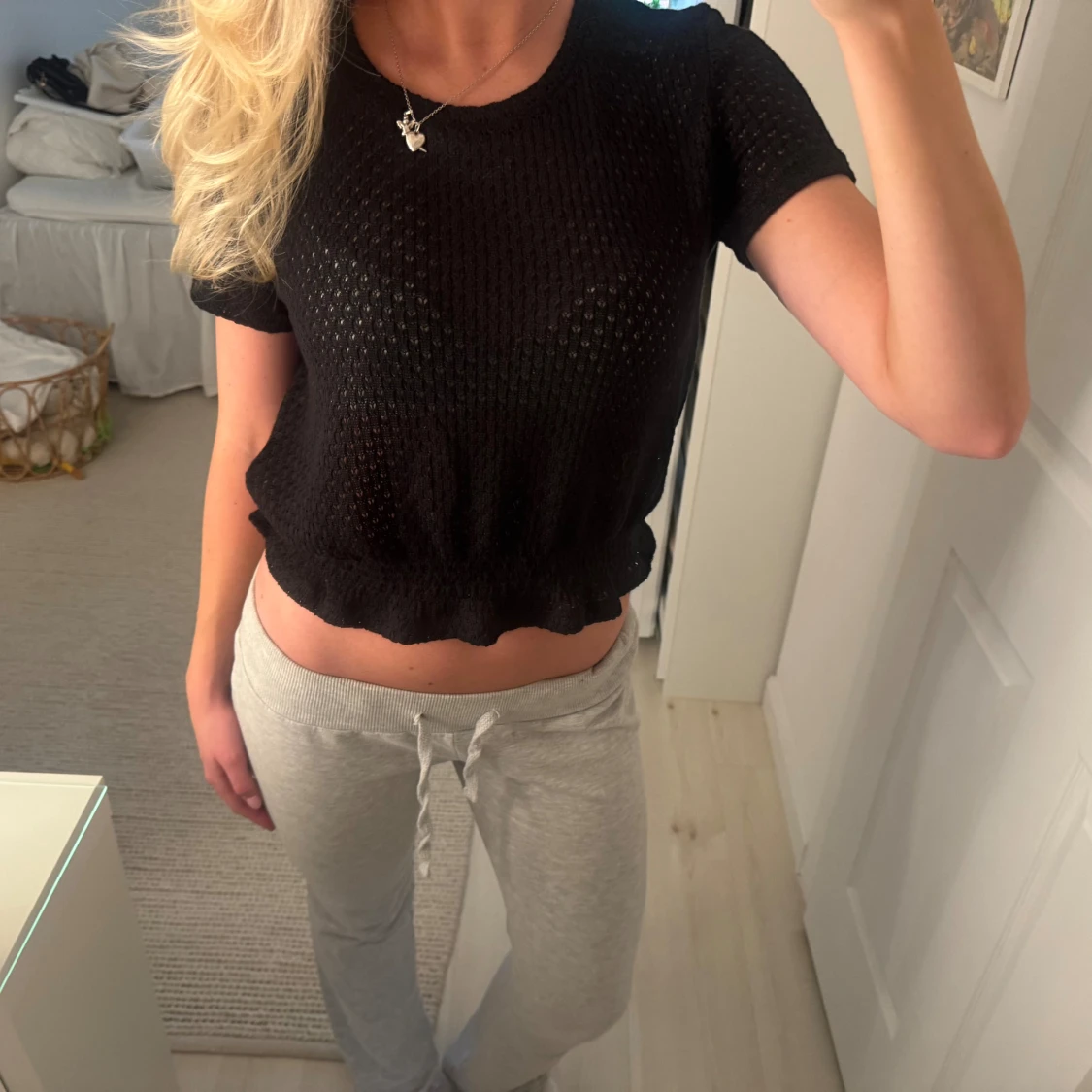 Svart croppad topp med hålmönster - 4