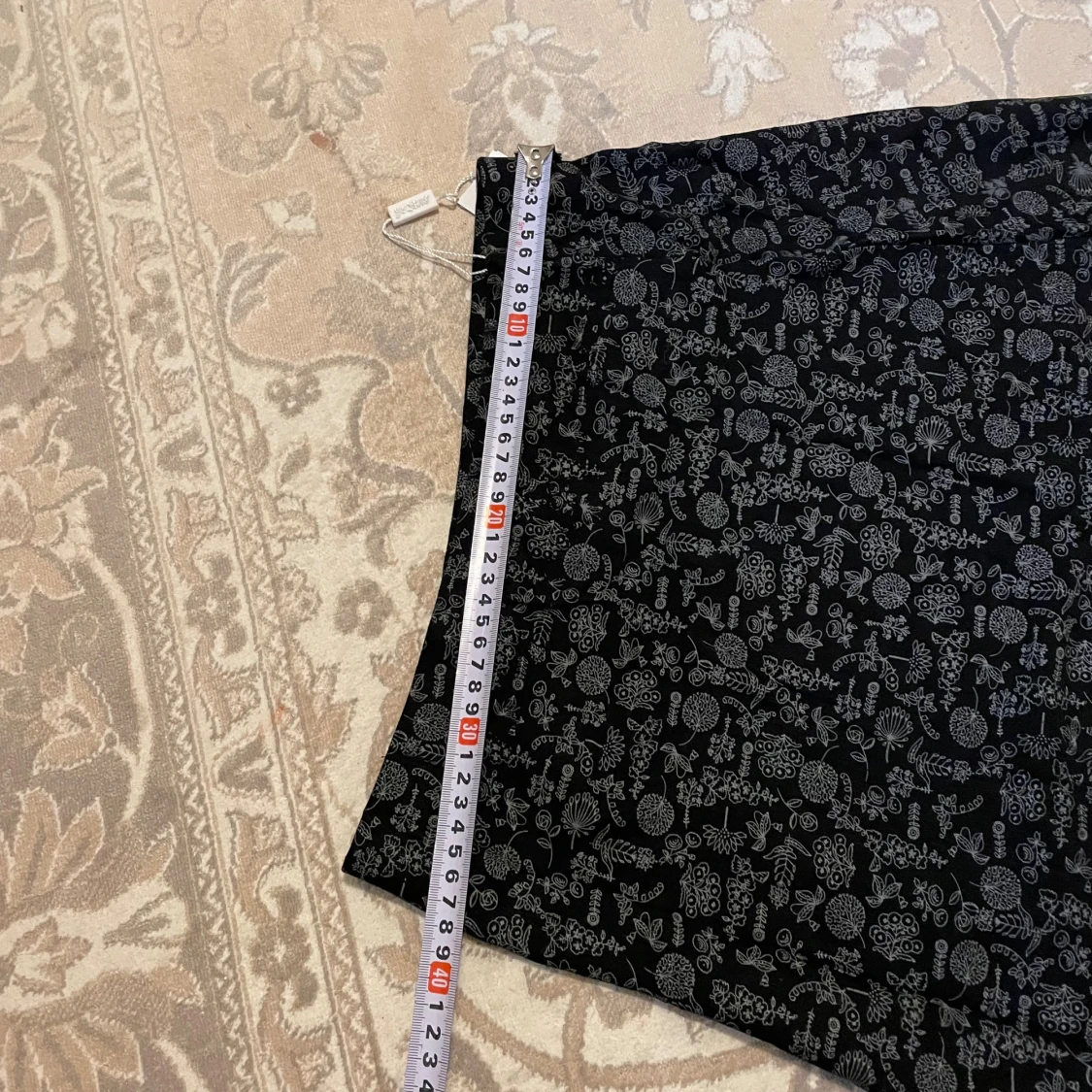 Svart långkjol med blommigt mönster YILING - 4