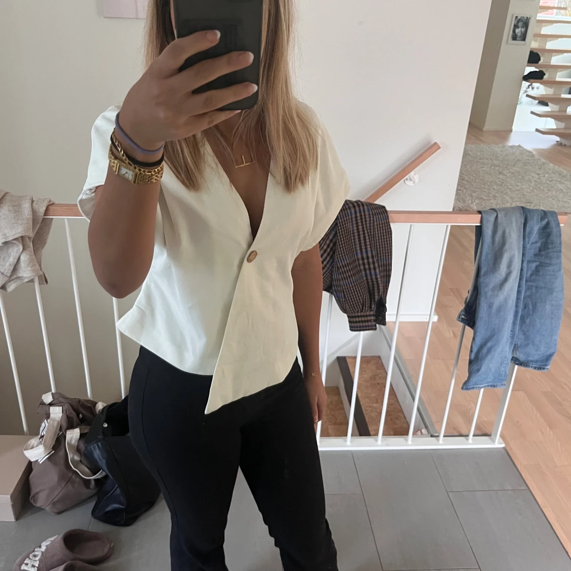 Vit omlottblus med knapp