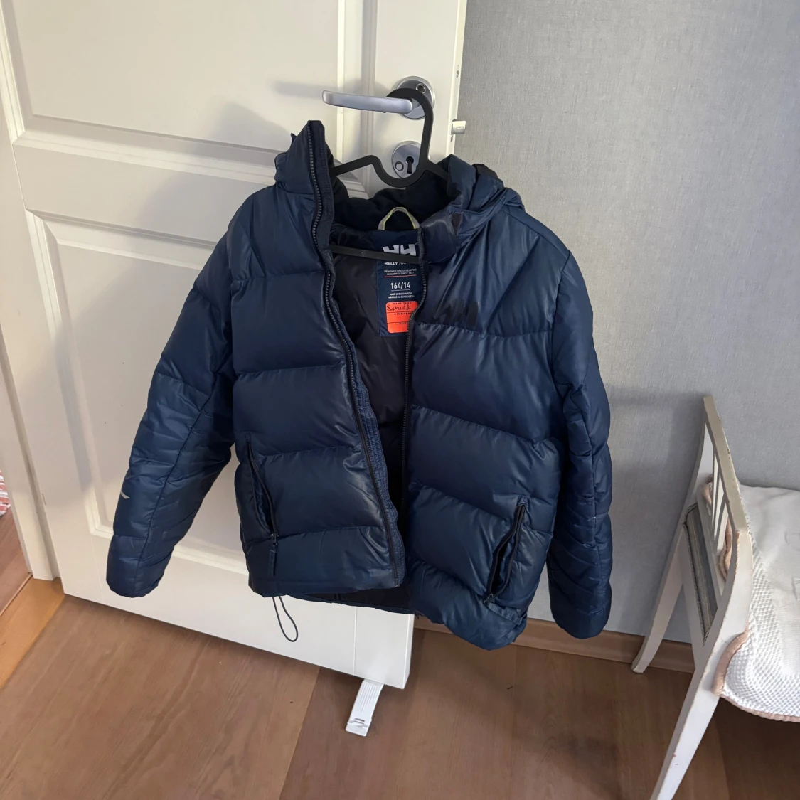 Mörkblå pufferjacka från Helly Hansen