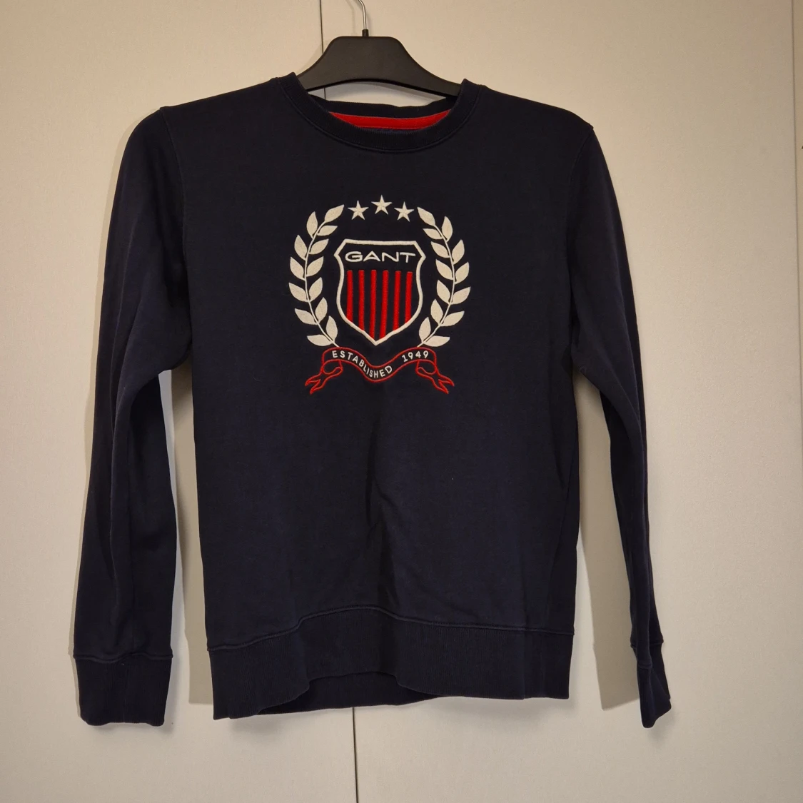 Mörkblå GANT tröja med emblem