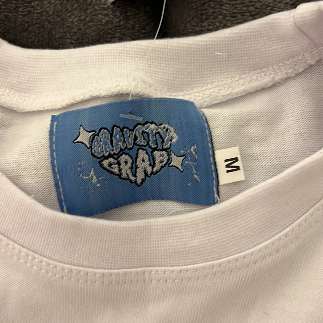 Vit Gravity Grab t-shirt med änglar - 1