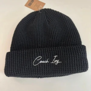 Svart stickad mössa från Coach Ivy i onesize  - Ny, snygg mössa från Coach Ivy.