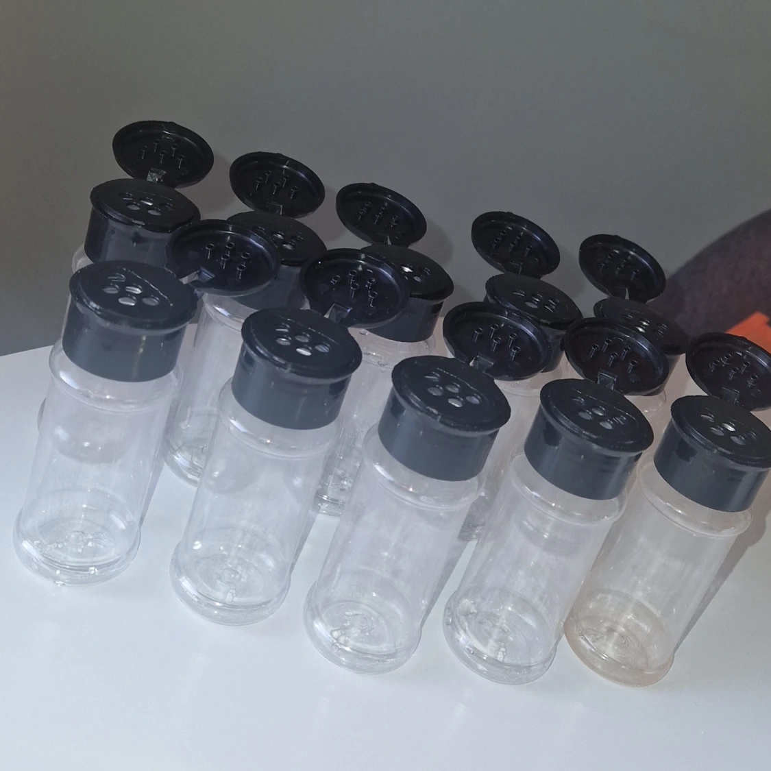 Plastburkar med svart lock, 10-pack