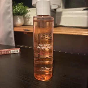 HICKAP Clear Canvas Clarifying Toner  - En fräsch, rosa toner från hickap i en genomskinlig plastflaska med vitt skruvlock. Produkten är 100% vegansk och passar normal, oljig och kombinerad hud. Perfekt för att rengöra och förbereda huden innan smink. Säljes då den aldrig kommit till användning som man kan se på bild 2 och för att jag råka köpa 2st