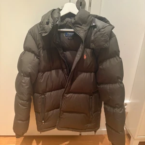 Ralph Lauren puffer jacket - Säljer min Ralph lauren puffer jacka som endast använts ett fåtal gånger. Nypris: 5000 Mitt pris 3000