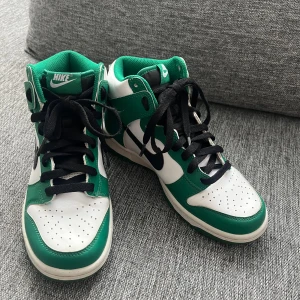 Nike Dunk High Celtics - Säljer ett par Nike Dunk High sneakers i mycket bra skick. 
