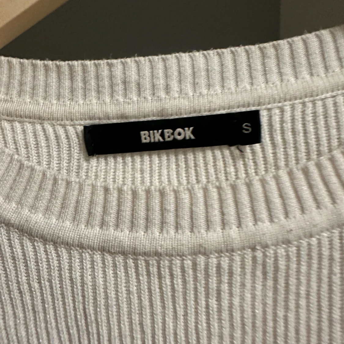 Vit ribbad topp från Bik Bok - 3