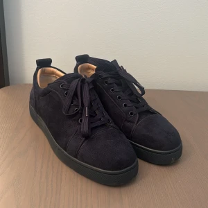 Louboutin sneakers  - Hej! Jag säljer ett par Louboutin sneakers i storlek 42. Skorna är i mycket fint skick och har endast använts vid några få tillfällen. Tveka inte att höra av dig om du har några frågor eller vill ha fler bilder.