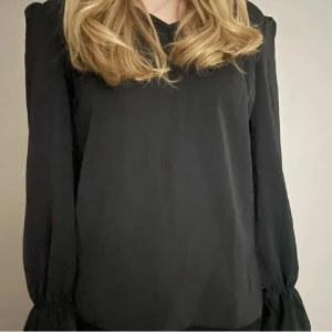 Svart blus - Jättefin oanvänd svart bild som är v-ringad. Skriv om du är intresserad av mer information!💗