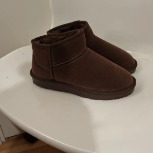 Bruna boots frånNelly helt nya - Mysiga bruna boots från Nelly med mjukt foder på insidan. Helt nya