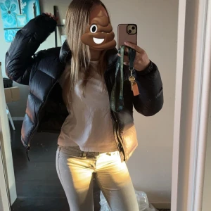 Mörkblå pufferjacka från Superdry - Supersnygg mörkblå pufferjacka från Superdry! Jackan har två fickor med dragkedja. Ordinarie pris ligger runt 2000 🙌