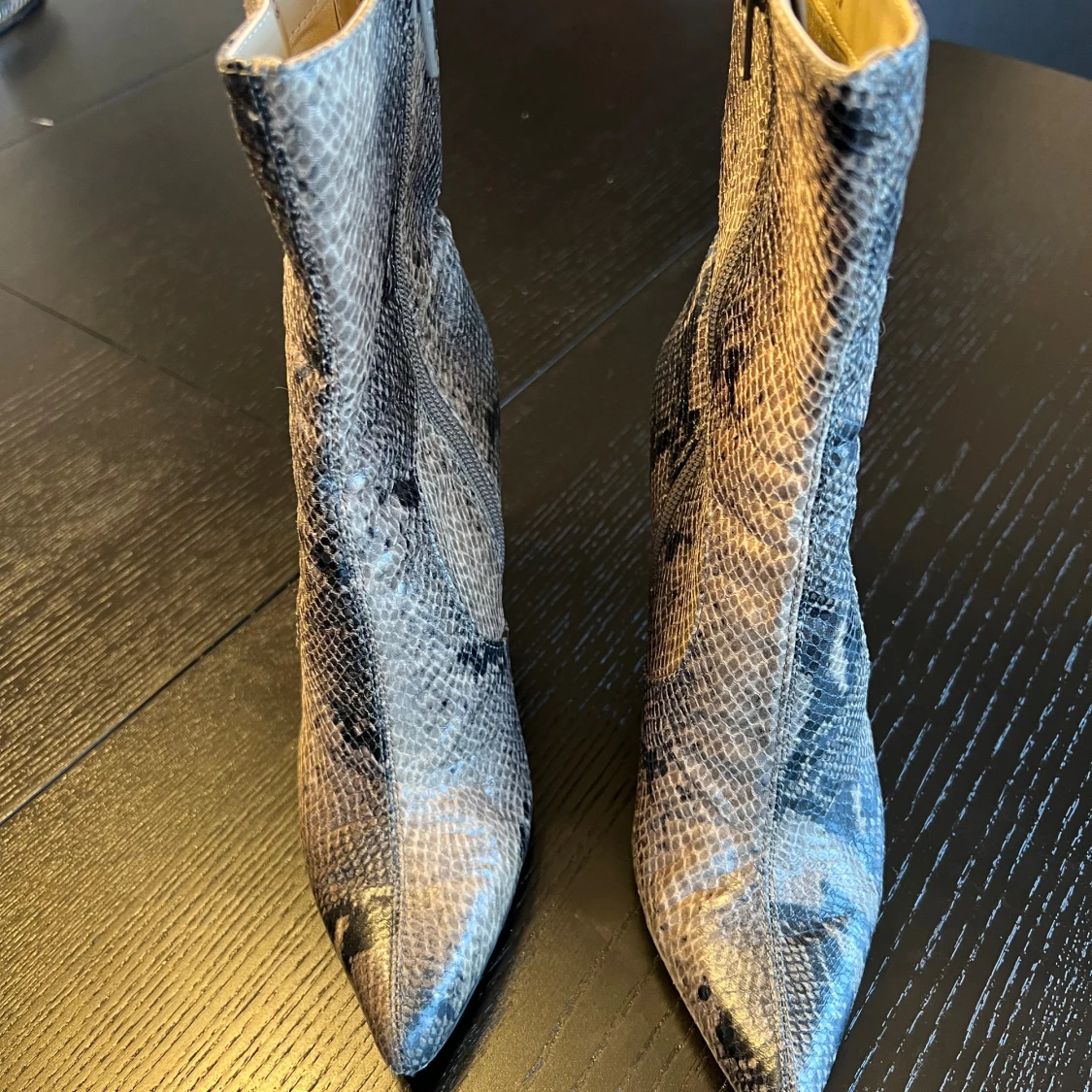 Nine West boots med ormskinnsmönster och klack - 1