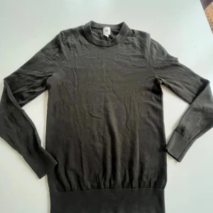 Mörkgrön stickad tröja från H&M XS - En stilren mörkgrå stickad tröja från H&M i storlek xs. Tröjan är i väldigt bra skick utan defekter, bara ostruken på bilden. Passar runt 165-175. Hör av er vid funderingar!