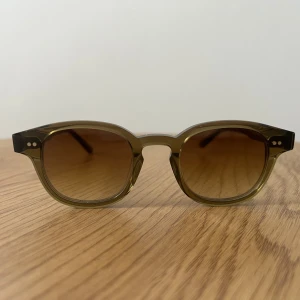 Chimi 01s  - Väldigt snygga chimi solglasögon som aldrig är använda, inköpt för ca 2 år sen men var så små så har bara hamnat på hyllan. Storlek 44/24 Nypris 1400kr