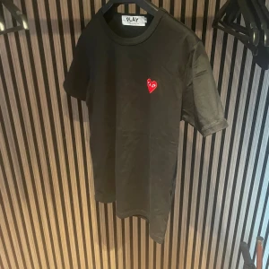 Cdg t shirt  - Säljer nu en skit snygg cdg t shirt | nytt skick | strlk M men sitter som S | kom dm för fler frågor! 