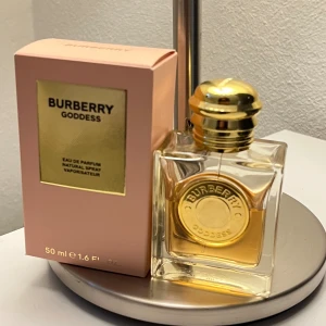 Burberry Goddess Eau de Parfum - Klassiska och populära parfymen Burberry Goddess Eau de Parfum, 50 ml. Återstående mängd ca 60%. Nypris 1,465 SEK från Kicks. Säljs med tillhörande förpackning 🩷