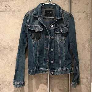 Jeans jacka från sisley - Fantastisk jeansjacka från Sisley med fantastisk passform och nästan ny (oanvänd). Perfekt till hösten och stiligheten. NYPRIS 3 499kr💗✨