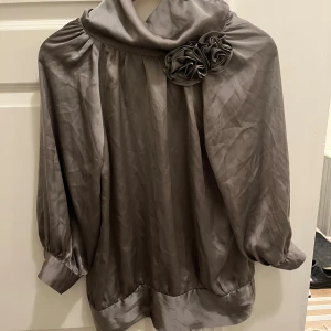 Trekvarts Blus från VILA - säljer denna blus fårn VILA i storlek M med krage och Trekvartsärm 🌸