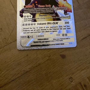 Pokémon-kort: Volcanic Blitz GX - Glittrande Pokémon GX-kort med coola attacker som Thunder Punch och Volcanic Blitz GX. Perfekt för samlare och spelare som vill boosta sin lek med en kraftfull och snygg Pokémon. Kortet har unika effekter och är ett måste för alla Pokémon-fans!