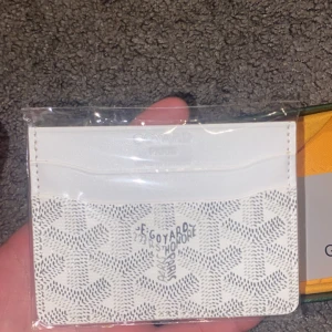 Plånbok - Säljer dessa plånböcker som är riktigt eftertraktade i topp kvalitet,bara skriva vid intresse skickar gärna fler bilder om de behövs.Skickar samma dag och det med kommer en gåva vid köpet.sänker inte priset