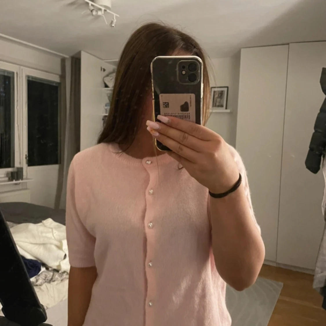 Ljusrosa kofta med pärlknappar