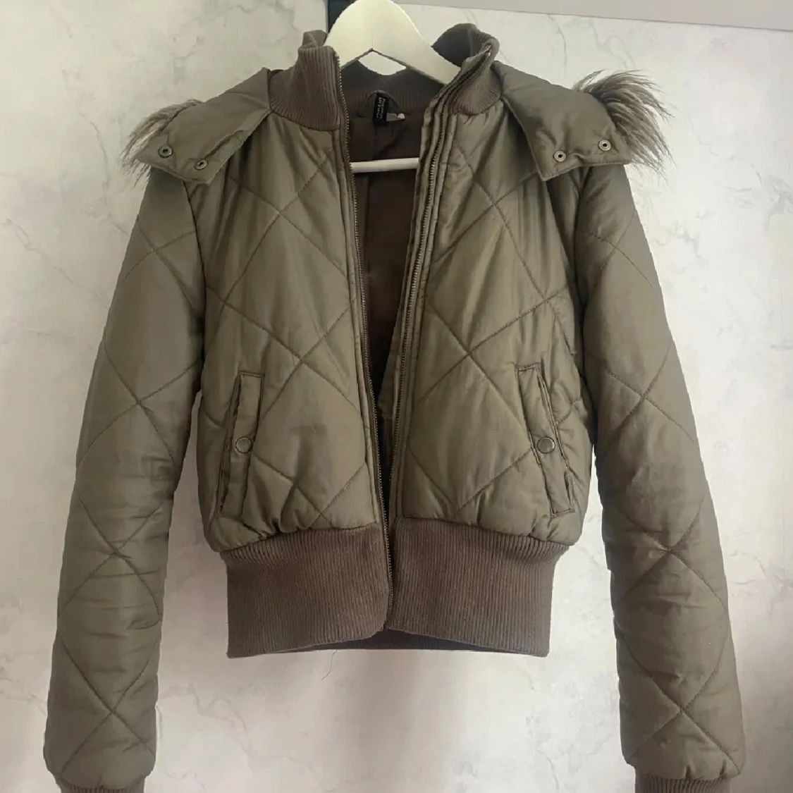 Khaki färgad pälsjacka - 1