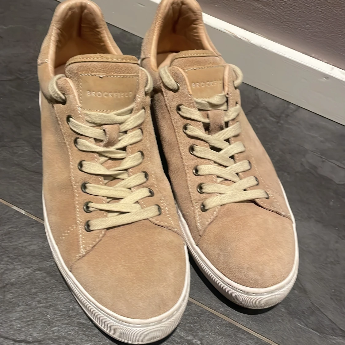 Beige mocka sneakers från Brockfield