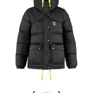 SÖKER fjällräven jacka - SÖKER en svart eller grön fjällräven jacka i storlek XS! Kan betala upp till 5000💕söker modellen expedition down lite