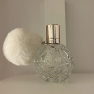 Parfym - Helt tom parfym från ariana grande som kan användas som prydnad eller refill!