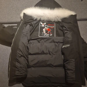 Moose Knuckles XS - ✨ Helt ny Moose Knuckles-jacka ✨ Storlek XS/TP, färg vit med vit päls. Aldrig använd, i perfekt skick! Superfin och varm vinterjacka med lyxig look 🤍 