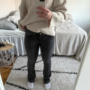 Mörkgrå bootcut jeans från Gina⚡️ - Snygga mörkgrå jeans med bootcut passform och har en knapp på bakfickorna. Jeansen är lågmidjade och är strl 36 vilket motsvarar S. 