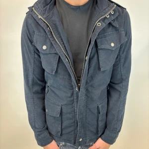 Woolrich Jacka - Hej! Säljer nu denna väldigt snygga och eftertraktade Woolrich Fieldjacka!  Jackan är slutsåld överallt och går inte att få tag på… jackan är perfekt nu till hösten/vintern  Storlek S Ny pris: 6000 kr Säljs för: 1299 kr