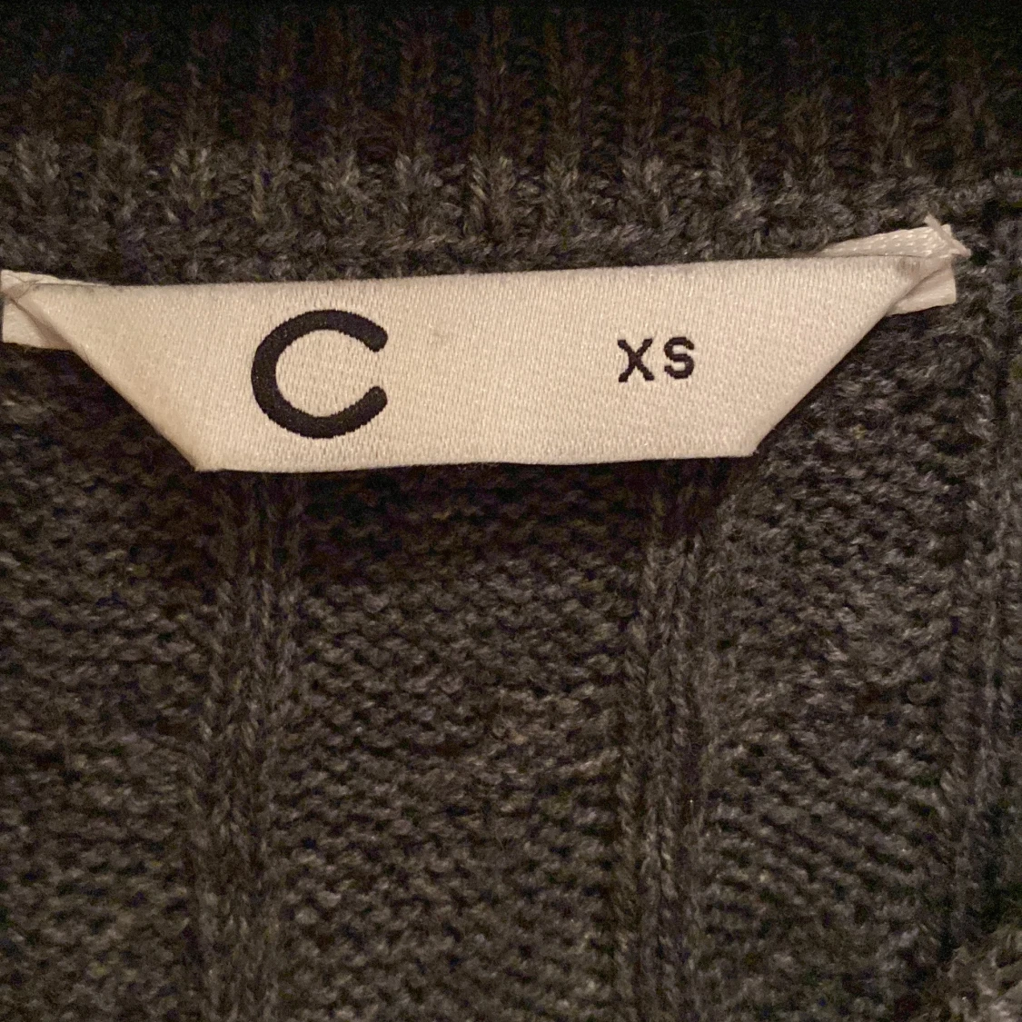 Grå stickad tröja från C, kortärmad - 1