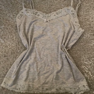 Spets linne - Fint spets linne. Kommer ej till användning. Fin att ha under en urringad tröja. Strl XS