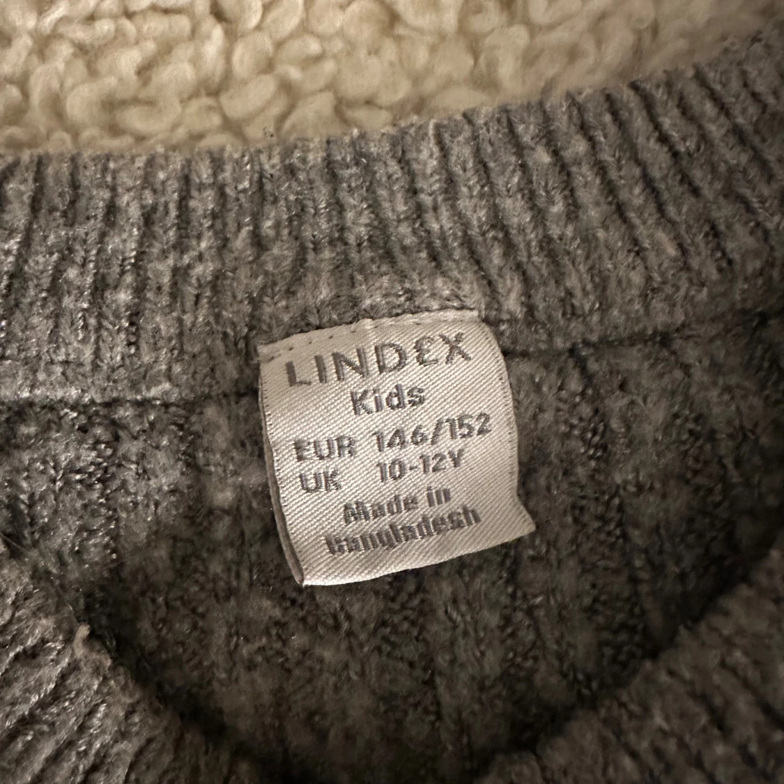 Grå ribbad stickad tröja Lindex