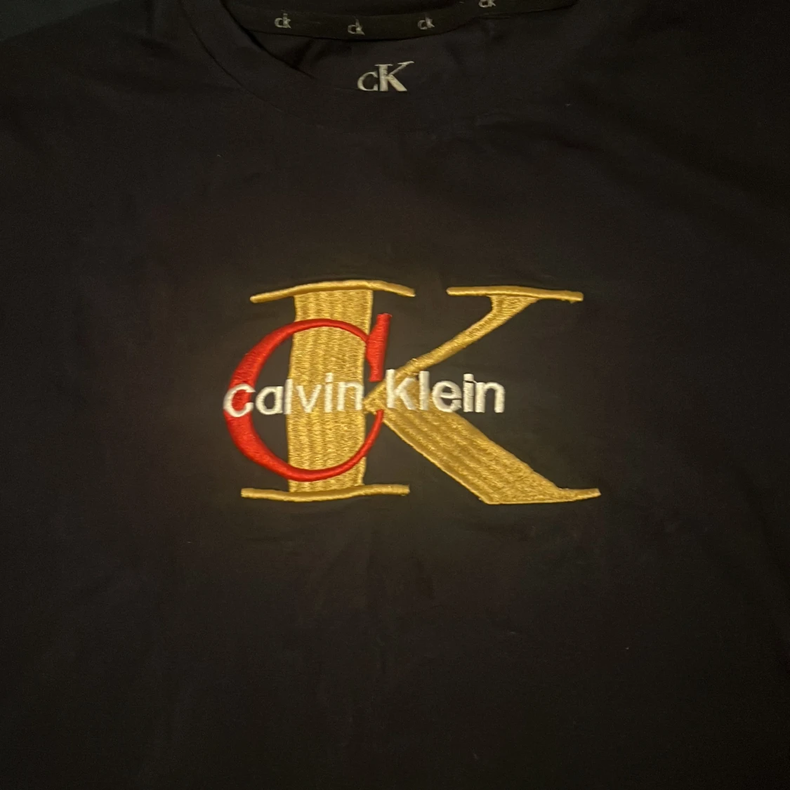 Svart Calvin Klein t-shirt med broderi - 1