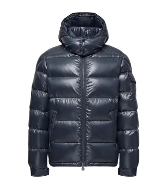 MONCLER MAYA - Säljer en stilren pufferjacka från Moncler med glansig finish och huva. Finns i mörkblått, svart och mörkgrönt. Jackan har dragkedja framtill, två sidofickor med dragkedja och justerbara ärmslut. Perfekt för dig som vill ha en snygg och varm jacka med modern vibe.