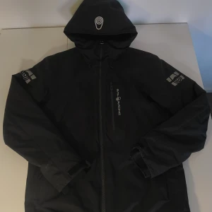 Vinterjacka från Sail Racing - Vinterjacka från Sail Racing i storlek L ♣️ Har endast använts några gånger och är i nästan nytt skick. Modell: CAPE INSULATED JACKET 2131. Nypriset ligger på 3500 kr. 