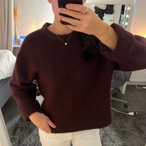 Vinröd stickad tröja Gina Tricot - Vinröd tröja från Gina Tricot men ull och alpackaull